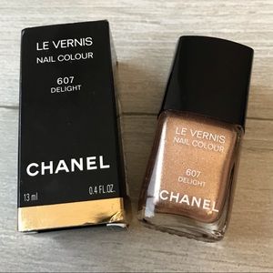 Chanel Le Vernis nail colour #607 delight